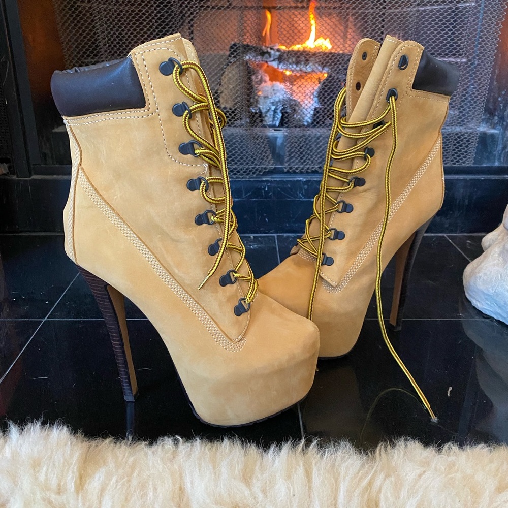 Gigi NY Timbs heeled boots 9 W J.Lo Y2K “Z-Jo” lace-up tan never worn Timberland